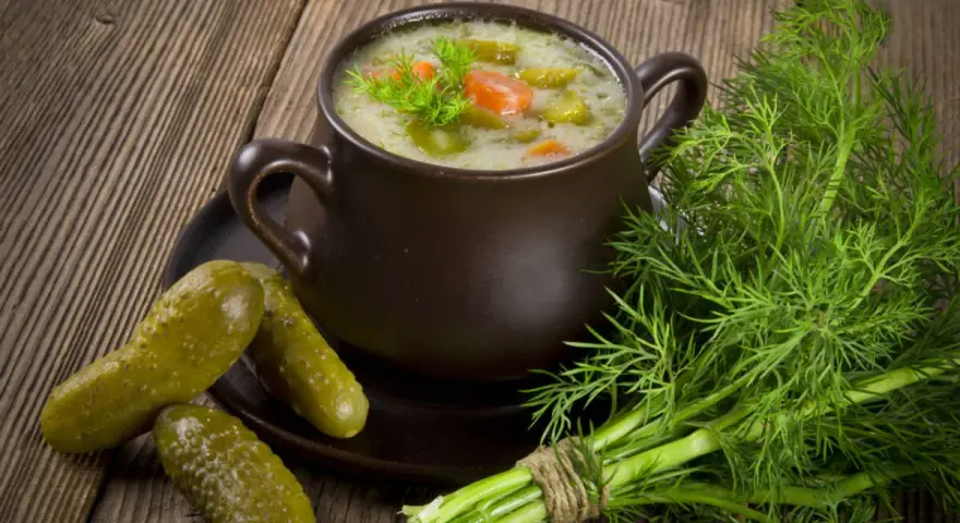 Czy zupa ogórkowa jest zdrowa? Odkryj jej ukryte korzyści zdrowotne