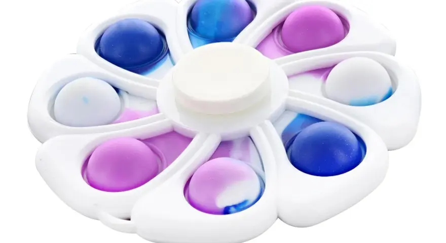 En vit fidget spinner pop it med åtta bubblor i blått, lila och vitt.