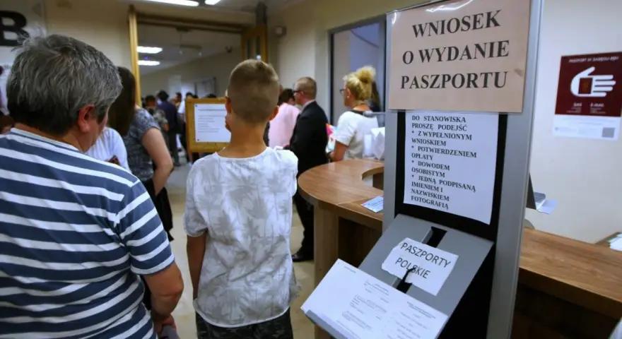 Kolejka do biura paszportowego w Opolu. Ludzie czekają na złożenie wniosku o wydanie paszportu.