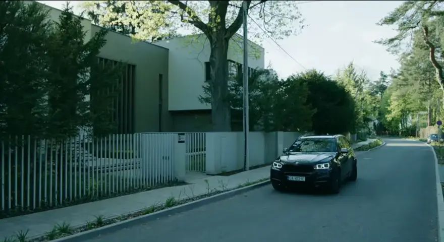 Czarny SUV podjeżdża pod nowoczesną willę. To właśnie tutaj gdzie kręcili, sprawa się rypła.