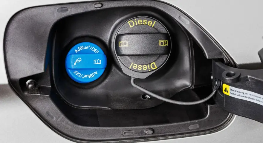 Blå AdBlue-lock bredvid diesellocket. För att veta hur mycket AdBlue man ska fylla på, kolla bilens manual.