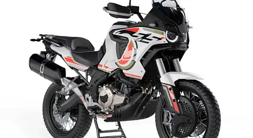 Moto da avventura bianca e rossa, con motore che ricorda chi produce i motori Benelli.