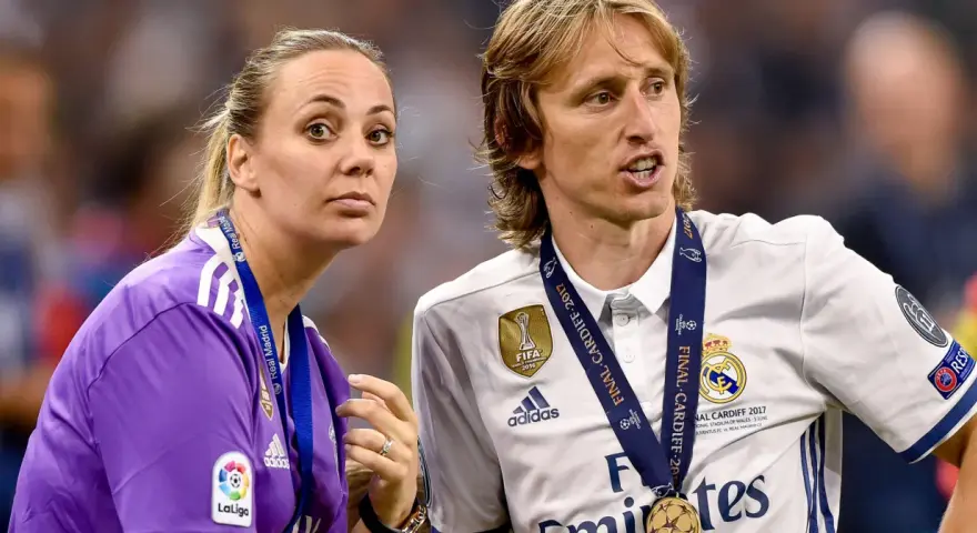 Luka Modrić z żoną, świętujący zwycięstwo. Marzy o tym, by jego luka modric dzieci też kiedyś nosiły takie medale.