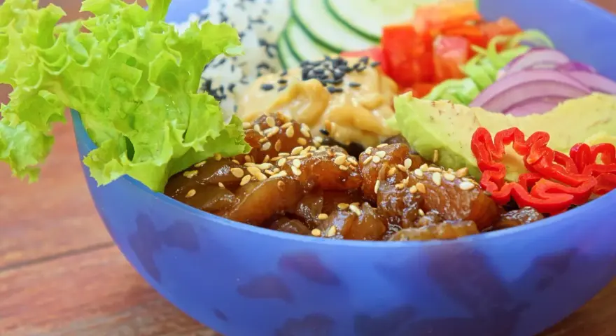 Kolorowy Poke Bowl przepis: ryż, sałata, awokado, ogórek, pomidor, cebula i pikantna papryczka.