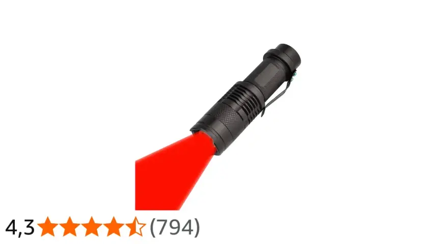 En svart ficklampa med ett starkt rött sken. Perfekt för att lysa upp mörka stigar eller som en signal.