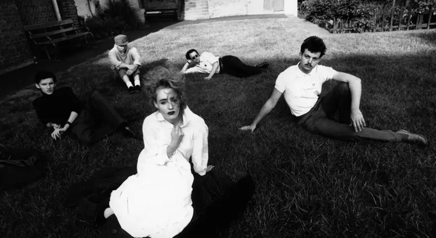 Zespół Dead Can Dance na trawie, w tym Lisa Gerrard w białej sukni.