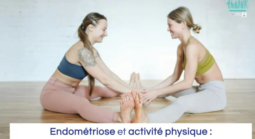 Deux femmes souriantes font du yoga. L'image aborde l'endométriose et le sport, suggérant des exercices doux pour soulager les symptômes.
