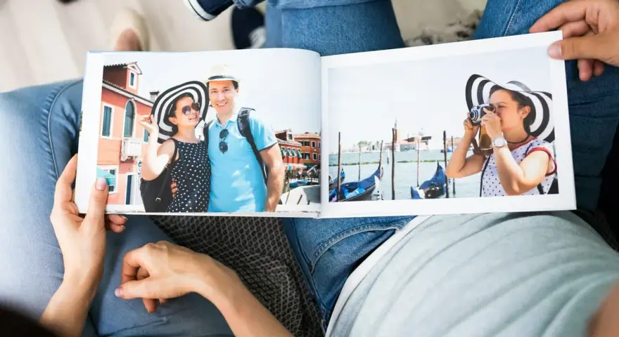 Para ogląda zdjęcia z Wenecji w albumie. Różne formaty zdjęć utrwalają wspomnienia z podróży.