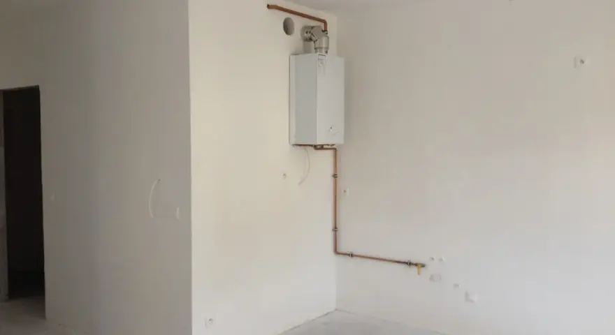 Nowe mieszkanie, w rogu wisi piecyk gazowy. Czy można zabudować piecyk gazowy? Instalacja miedziana.