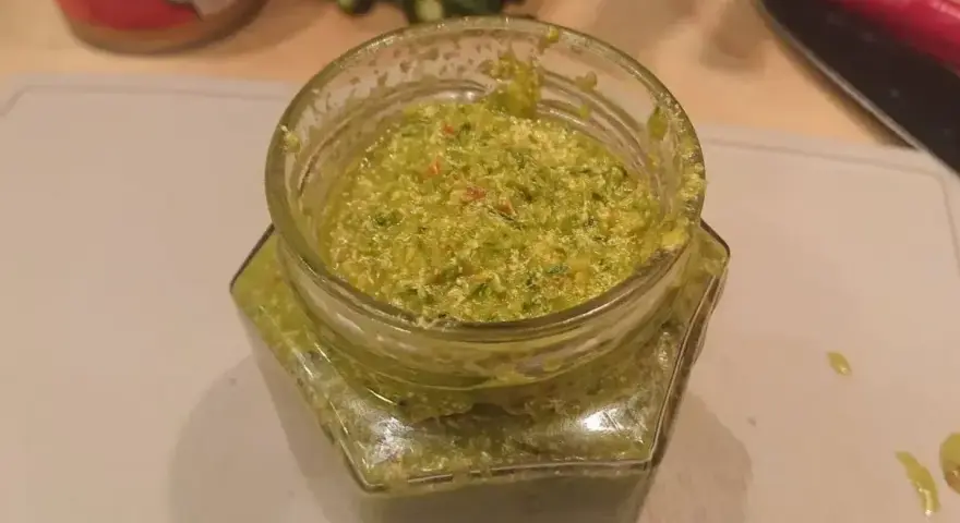 Domowa zielona pasta curry, idealna do dań z kurczakiem. Przepis na pastę curry jest prosty!