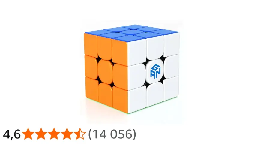 En rubiks speed cube med blå, orange och vita sidor. Logotypen GAN syns på en vit sida.