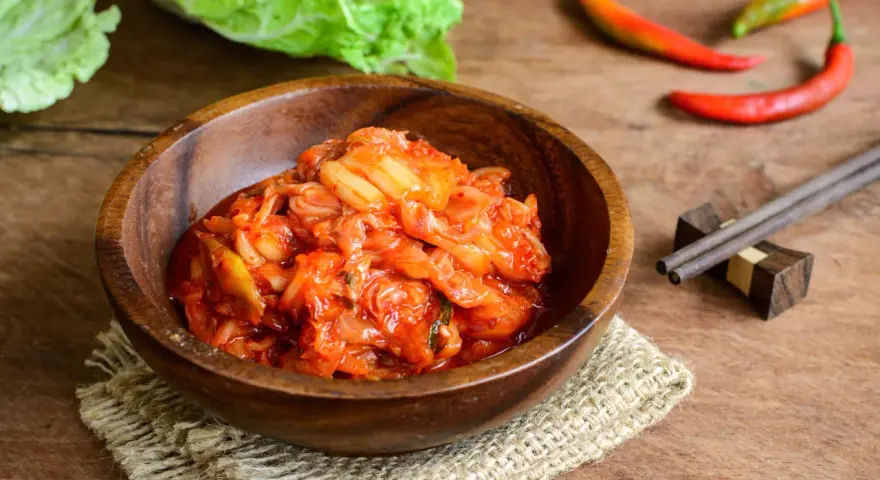 Jak smakuje kimchi? Odkryj niezwykłe smaki i różnorodność tej potrawy