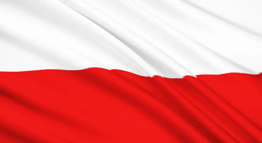 Flaga Polski z białym pasem na górze i czerwonym na dole, lekko pofalowana. Odwrócona flaga polski, symbol dumy narodowej.