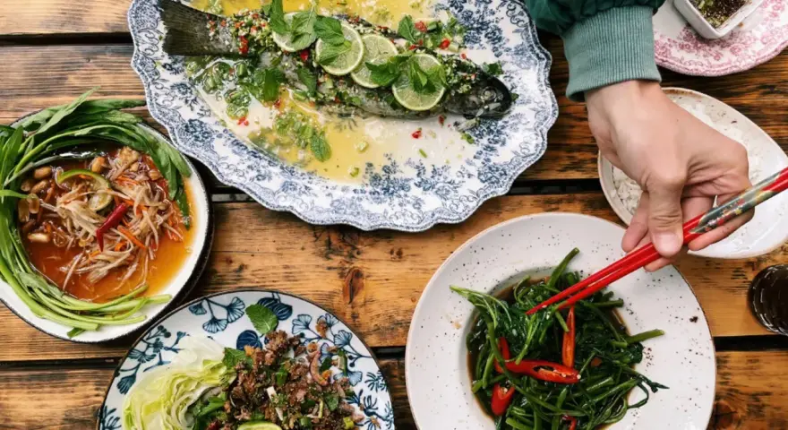 Bangkok Bites Berlin: Ein Festmahl mit gedünstetem Fisch, Papayasalat und Wasserspinat.