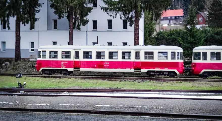 Kolej izerska wita pasażerów. Czerwono-białe wagony czekają na turystów, którzy kupią bilety na malowniczą podróż.