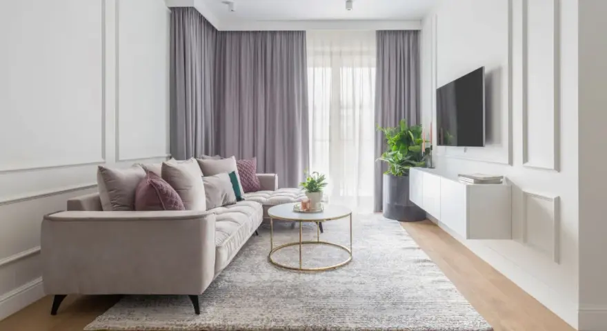 Elegancki salon z sofą i stolikiem kawowym, gdzie **modern classic** styl łączy się z przytulnością.