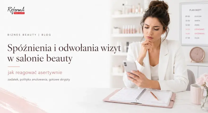 Kobieta zmartwiona przegląda telefon, na tablicy widnieje "Spóźnienia i odwołania wizyt". To inspiracja do pozytywny komentarz dla kosmetyczki.