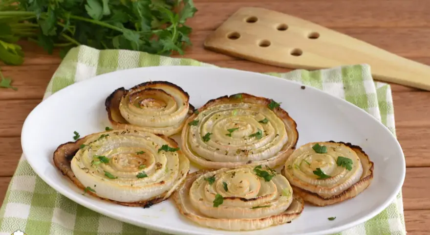 Cipolle di Giarratana al forno, un piatto semplice e gustoso, perfetto per chi cerca ricette veloci e saporite.