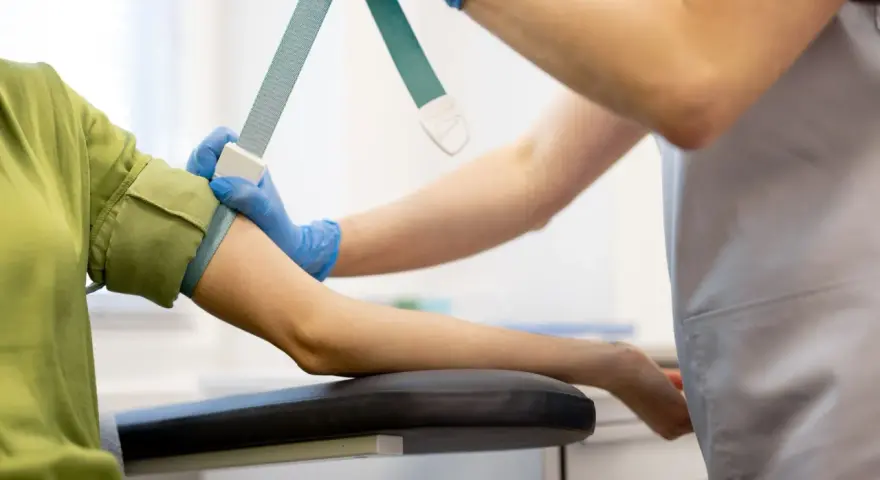 Koszt badania witaminy B12: NFZ, objawy i jak się przygotować?