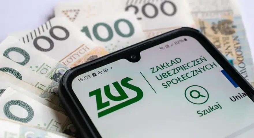 ZUS na smartfonie i polskie banknoty. Sprawdź, kto może starać się o ponowne przeliczenie emerytury.