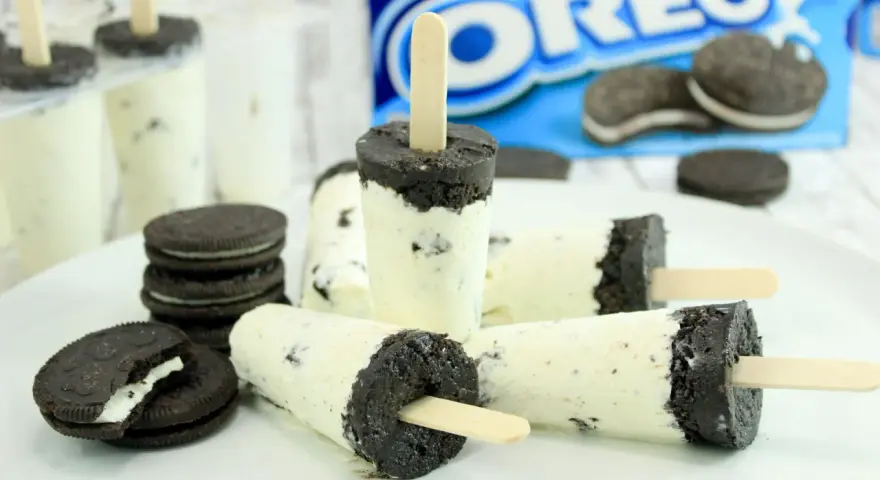 Leckeres Oreo Eis selber machen: Cremiges Eis mit zerkleinerten Keksen und einem Schoko-Rand. Perfekt für den Sommer!