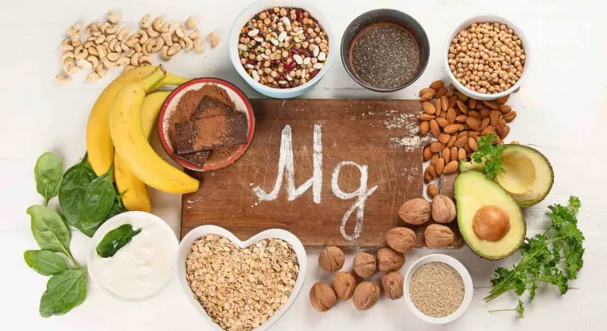 Magnesiumreiche Lebensmittel wie Bananen, Nüsse und Spinat können Frauen in den Wechseljahren unterstützen.