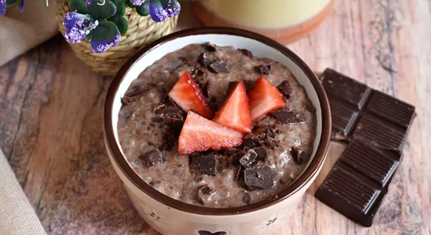 Delizioso chia pudding al cioccolato con fragole fresche e scaglie di cioccolato, pronto per essere gustato.