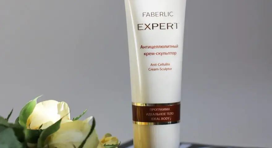 Krem Faberlic Expert – najlepszy krem na cellulit, który pomoże Ci uzyskać idealne ciało. Obok bukiet delikatnych, żółtych róż.