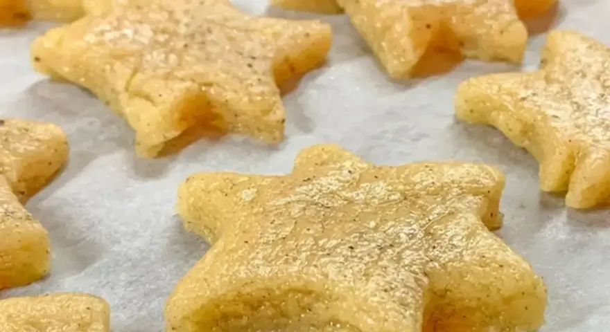 Gwiazdkowe ciasteczka gotowe do pieczenia. Idealny przepis na ciastka dla każdego.