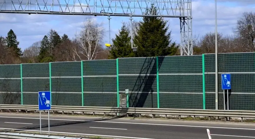 Znak informuje o odcinkowym pomiarze prędkości. Uważaj na drogach, by nie dostać mandatu.