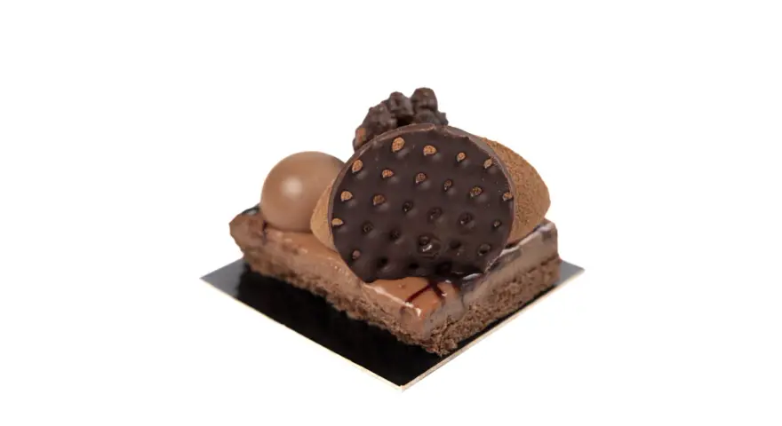 Pastel de chocolate con varias texturas: una esfera de chocolate, un disco decorado y cacao en polvo.
