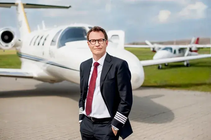 Ile zarabia pilot Ryanair w Polsce? Zaskakujące zarobki i koszty szkolenia