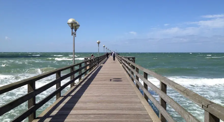 Holzsteg über der Ostsee, ein Geheimtipp für Spaziergänge.