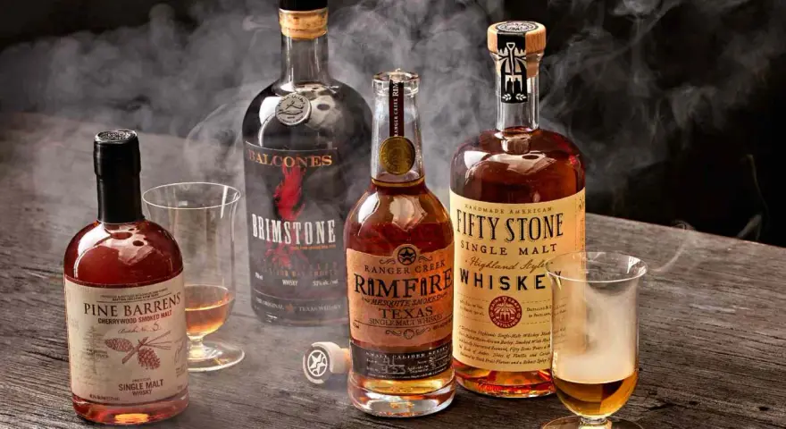 Flaschen mit Whisky, darunter "Brimstone" und "Pine Barrens" mit rauchigem Aroma, das von peated malt stammt.