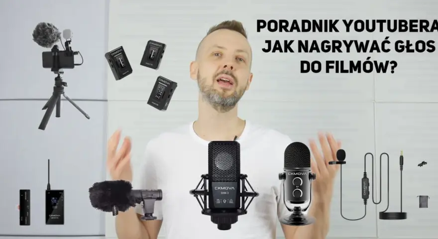 Mężczyzna prezentuje sprzęt do nagrywania dźwięku, w tym mikrofony i nadajniki. Widać też telefon z mikrofonem na statywie, sugerując nagrywanie głosu do filmów za pomocą dyktafonu w telefonie.