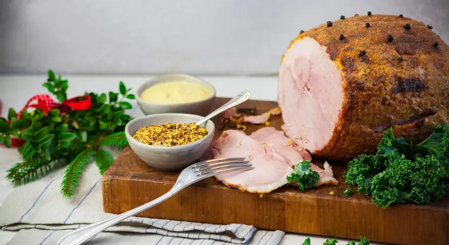 En saftig, griljerad kokt skinka med senap och julpynt. Perfekt för högtider!