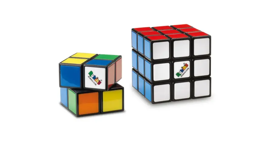 Två Rubiks kuber, en liten 2x2 och en klassisk 3x3, står sida vid sida.