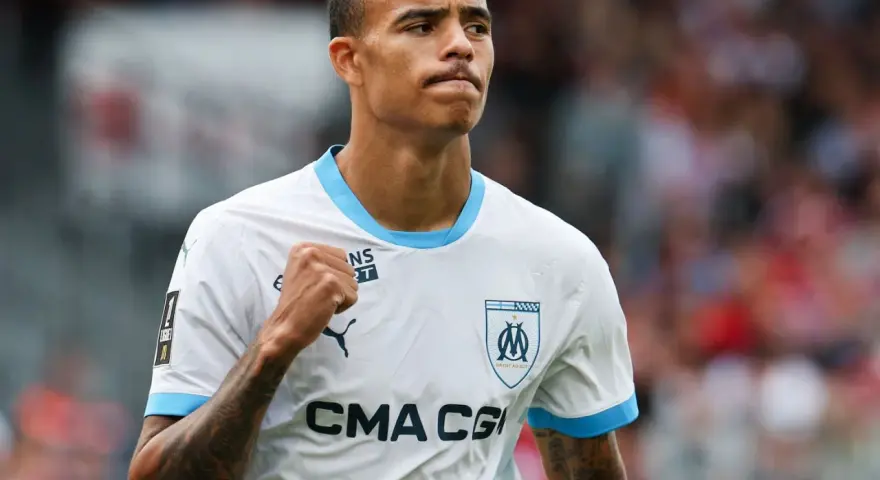 Mason Greenwood celebra un gol con el Marsella, con el puño en alto y una mirada de determinación.
