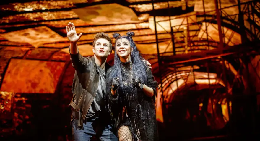 Para, która na scenie shows, że "we will rock you".