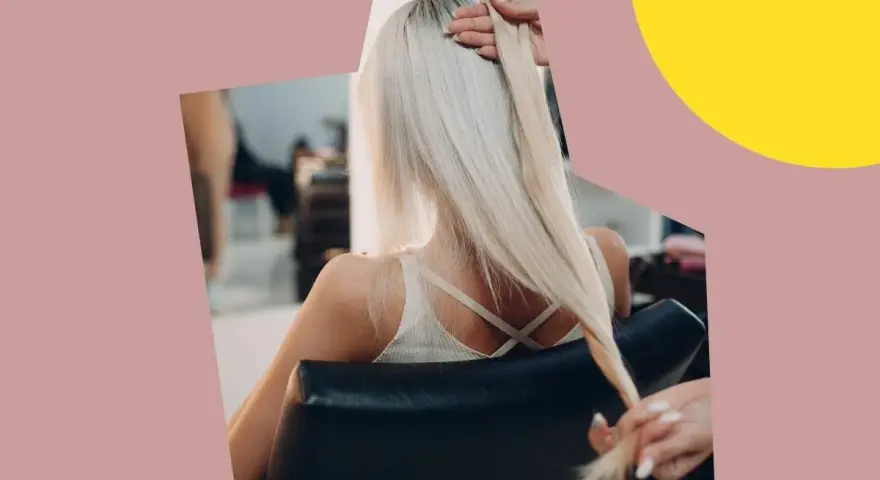 Kobieta z blond włosami, które wyglądają na zniszczone po przedłużaniu, siedzi w fotelu fryzjerskim.