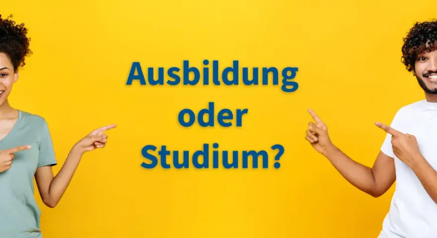 Zwei lächelnde junge Leute zeigen auf die Frage: Ausbildung oder Studium? Die Entscheidung für die Zukunft.