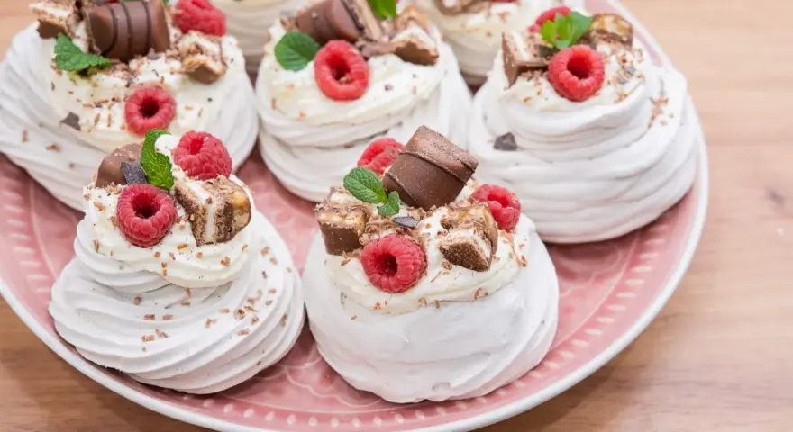 Beza Ania gotuje: puszyste bezy z bitą śmietaną, malinami i kawałkami czekolady.