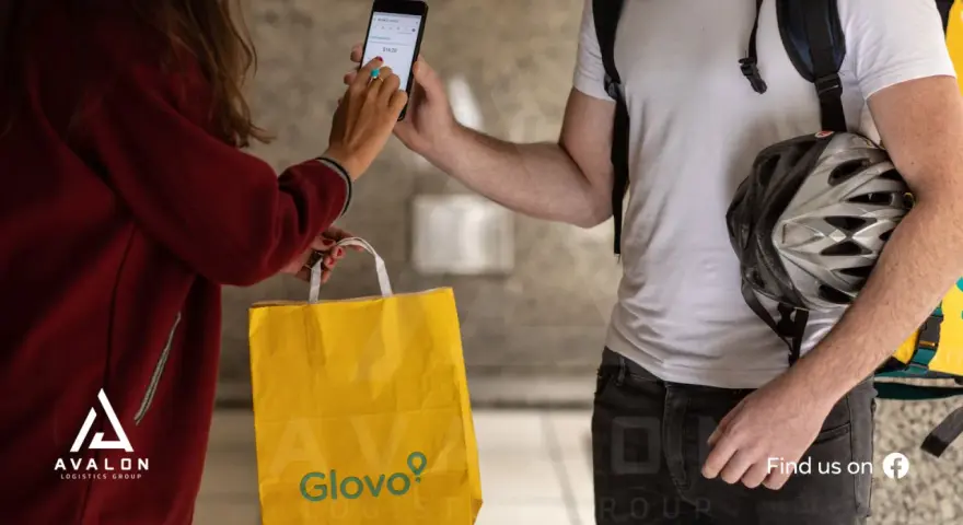 Kobieta płaci za dostawę Glovo telefonem. Różne glovo metody płatności są dostępne.