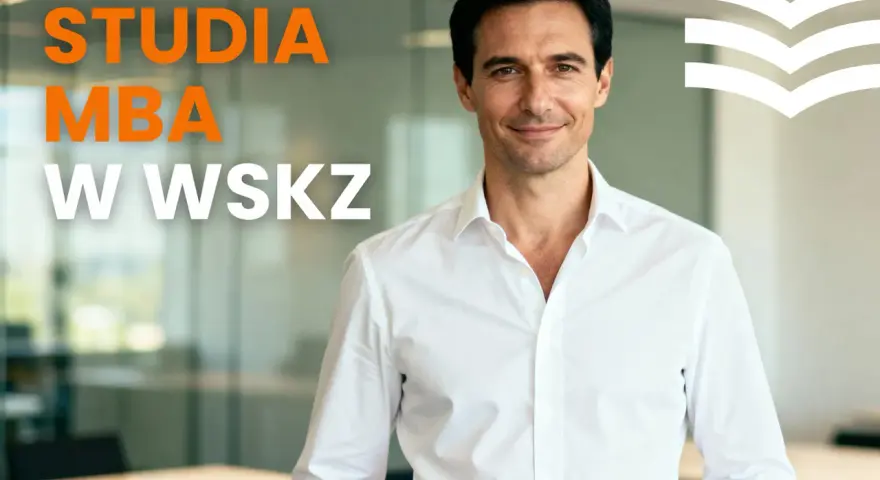 Uśmiechnięty mężczyzna w białej koszuli, promujący studia MBA w WSKZ.