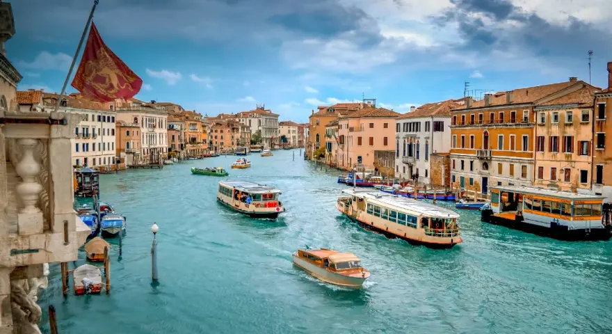 Vaporetti navigano sul Canal Grande, un'icona di Venezia. Il **costo battello Venezia** varia, ma l'esperienza è impagabile.