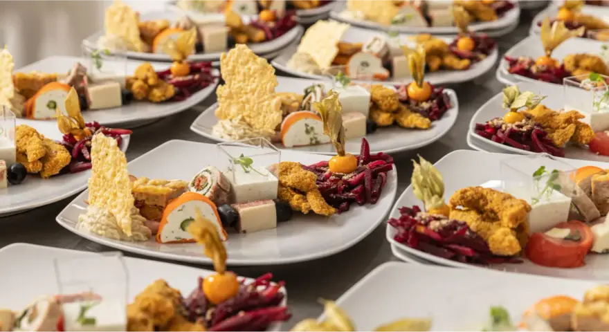 Catering: Ile za osobę? Poznaj realne ceny i uniknij pułapek