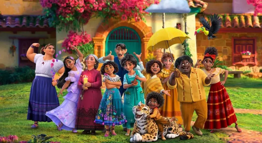 Rodzina z filmu nasze magiczne encanto netflix, z Mirabel w centrum, pozuje przed kolorowym domem.