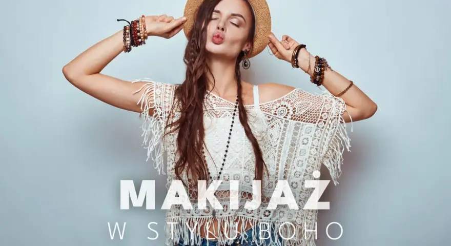 Kobieta w kapeluszu i koronkowym topie, z mnóstwem bransoletek, prezentuje makijaż boho.