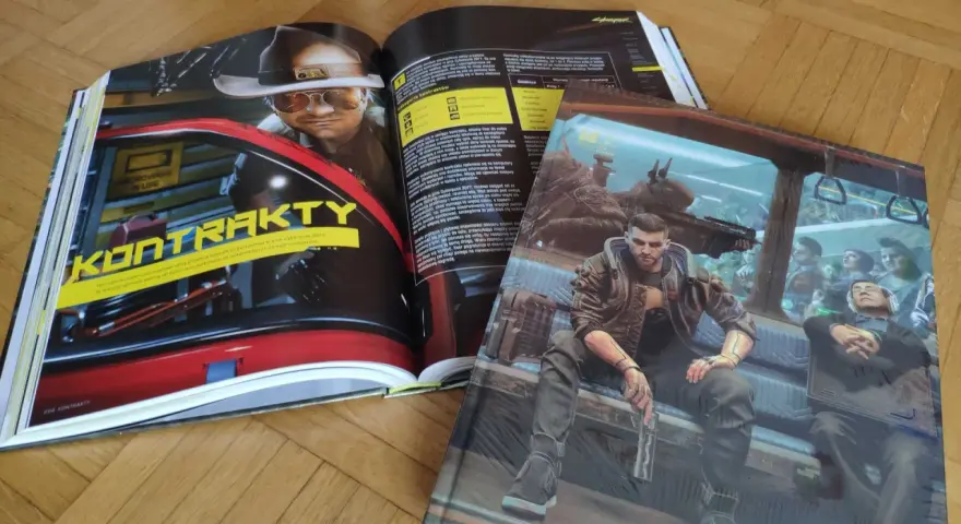 Książka z gry Cyberpunk 2077, z rozdziałem o kontraktach i okładką z pegadorem.