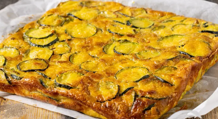 Una dorata frittata di zucchine, cotta alla perfezione, pronta per essere gustata.